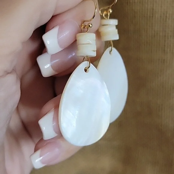 TROPICAL SHELL DROP EARRINGS - Picture 3 of 7